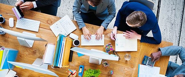 Arbeitsplatz mit Unterlagen bei der zgs consult GmbH